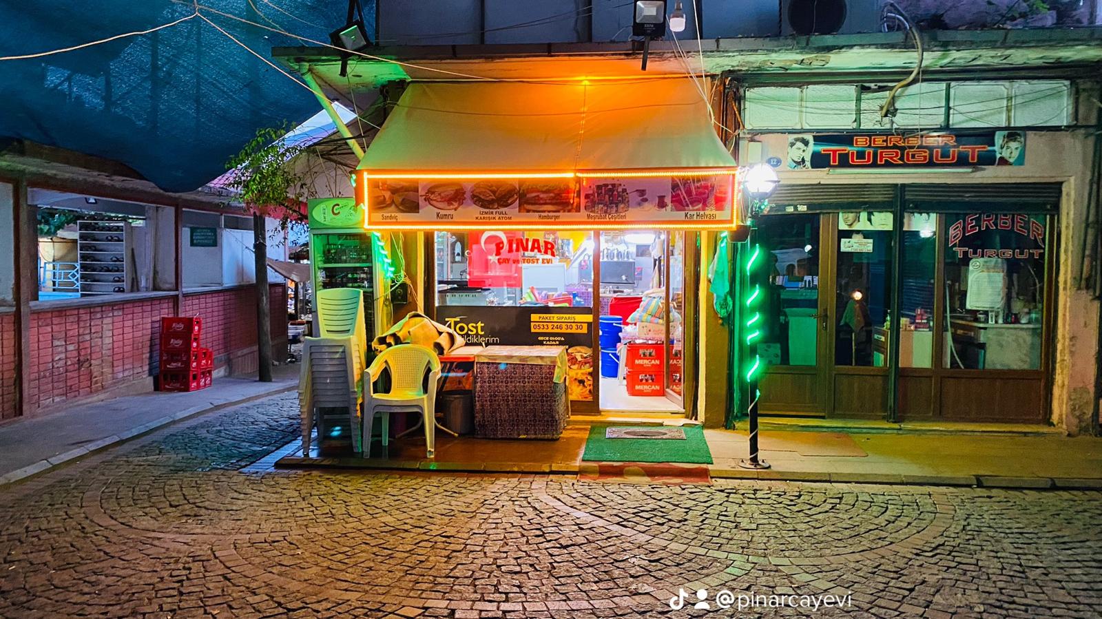 Pınar Çay ve Tost Evi’nin ışıklı dış cephesi